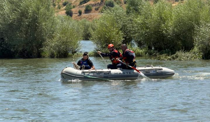 BARAJ KAPAKLARI AÇILDI  MURAT NEHRİ`NDE MAHSUR KALDI
