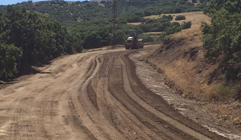 GENÇ`TEKİ KÖY YOLLARINDA ÇALIŞMALAR SÜRÜYOR