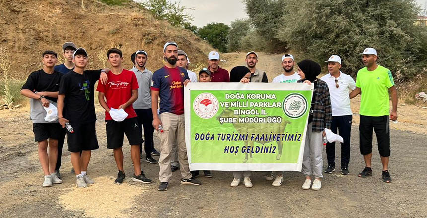 HEM DOĞAYI GEZDİLER HEM DE ÇEVRE TEMİZLİĞİ YAPTILAR