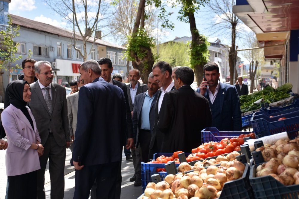 GENÇLERİMİZ GELECEK KAYGISI TAŞIYOR