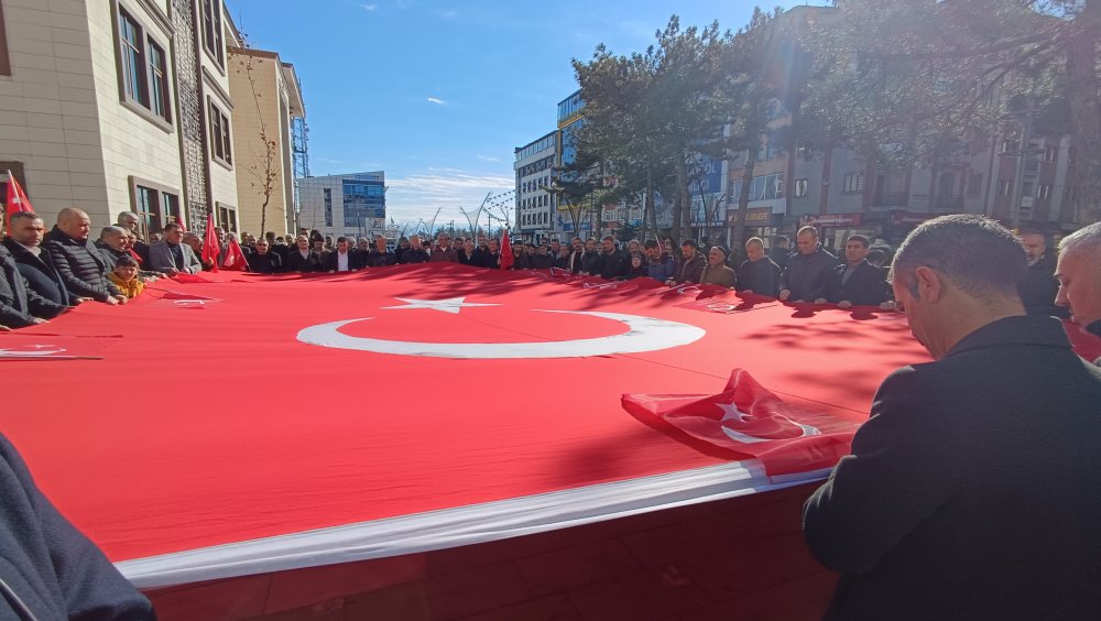 YÜZLERCE SES `TERÖRE LANET` OKUDU