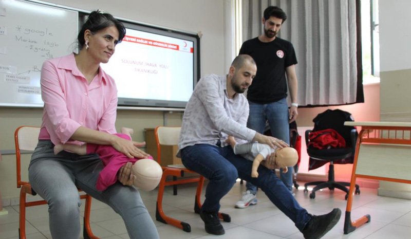 BİNGÖL`DE 1 YILDA 950 ÖĞRETMEN VE PERSONELE HEMLİCH MANEVRASI  EGİTİMİ VERİLDİ