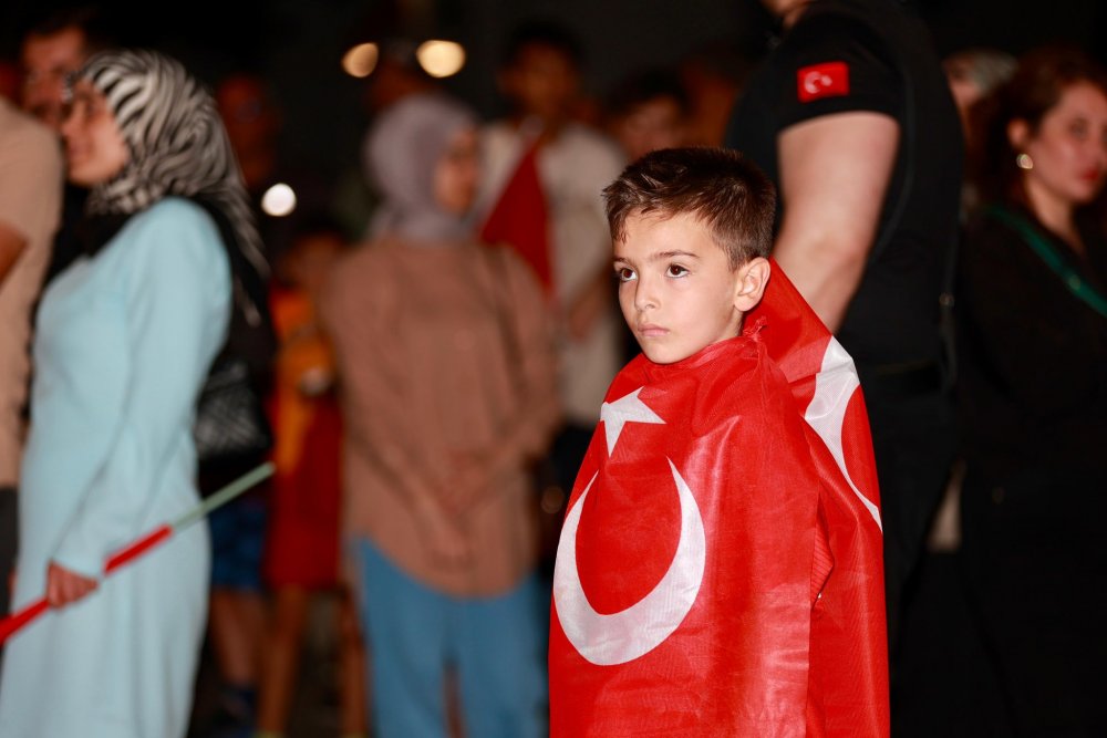 ŞEHİTLER İCİN TEK YÜREK OLDULAR
