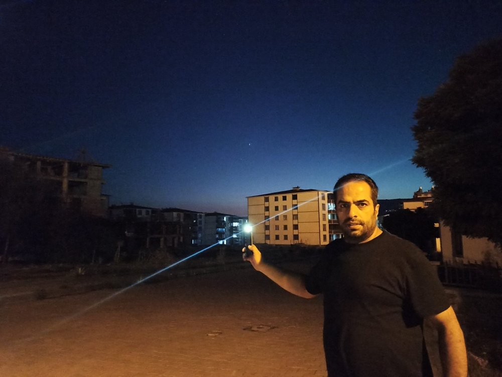 VATANDAŞLAR TELEFON FENERİYLE YÜRÜYOR