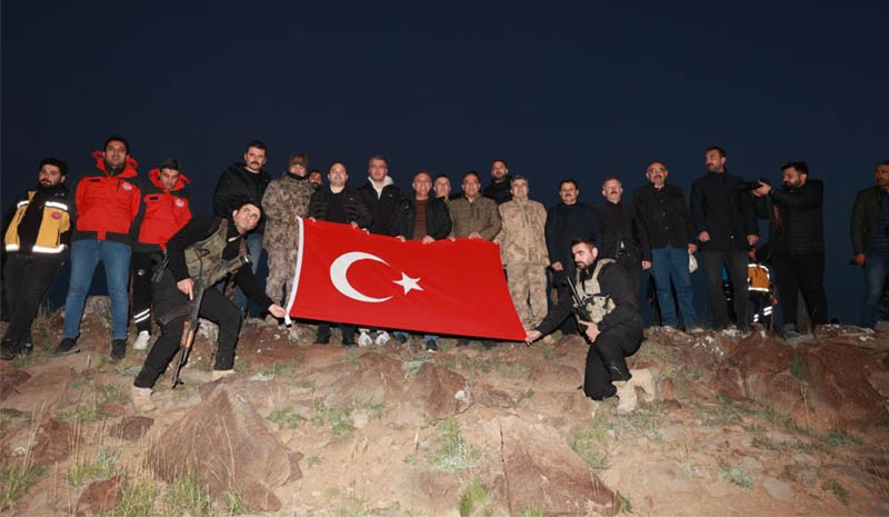 GÜNEŞİN DOĞUŞU 3 BİN 250 RAKIMLI KALE TEPESİNDEN İZLENDİ