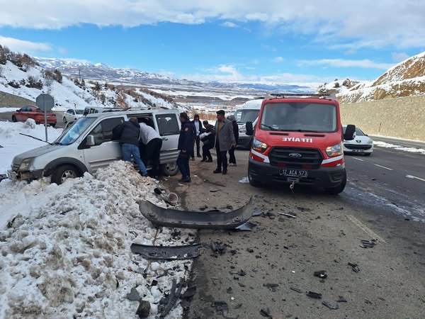 GENÇ DİYARBAKIR KARAYOLUNDA KAZA 4 KİŞİ AGIR YARALI