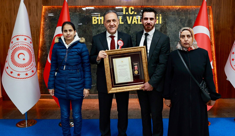 9  ŞEHİT YAKININA DEVLET ÖVÜNÇ MADALYASI TAKILDI
