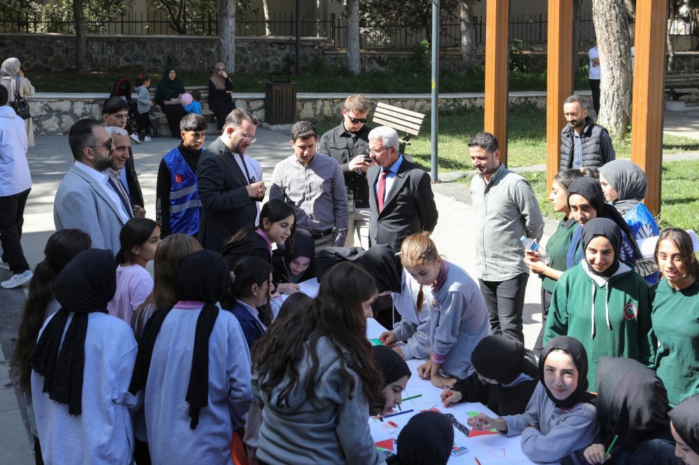 GENÇ`TE  FİLİSTİN İÇİN ÇİZDİLER