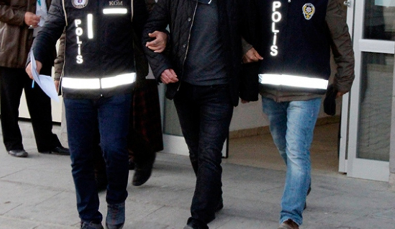 POLİS KILIKLI DOLANDIRICI YAKALANDI