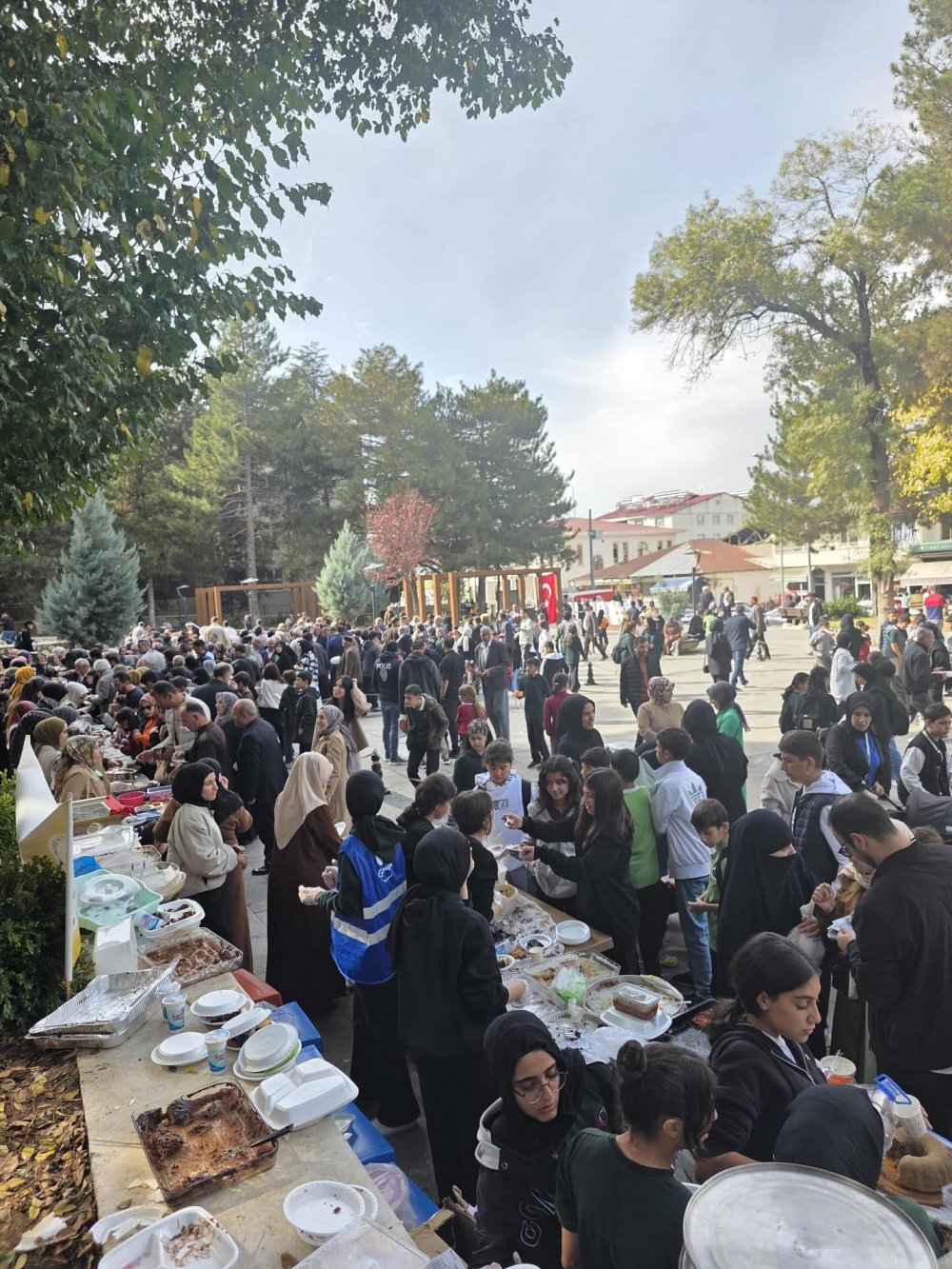 GAZZE İÇİN HAYIR ÇARŞISI KERMESİ DÜZENLENDİ