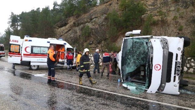 YOLCU OTOBÜSÜ DEVRİLDİ: 30 YARALI