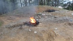 ÇAMLIK BÖLGESİNDE ARAÇ LASTİKLERİ YAKTILAR