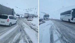 YOGUN KAR YAĞIŞINDA ARAÇLAR YOLDA KALDI